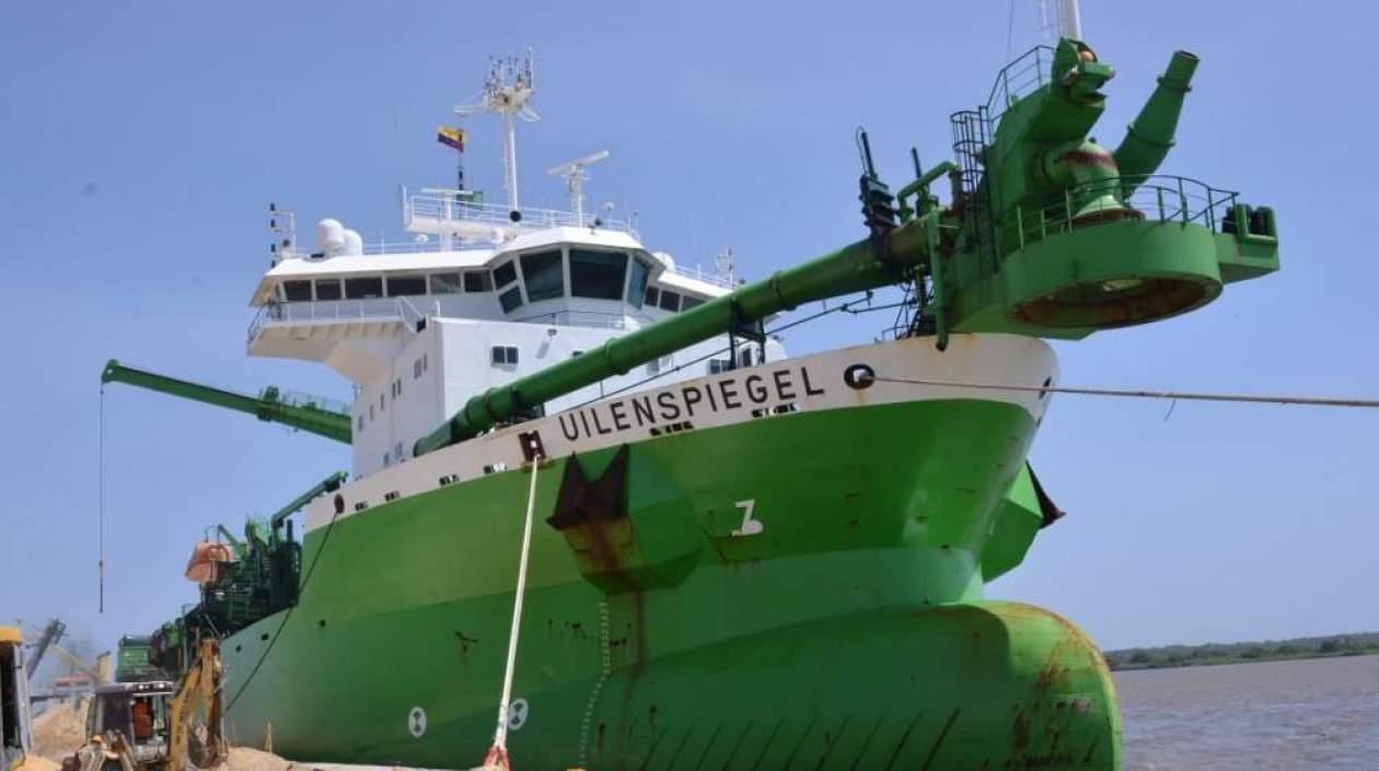 La draga encargada del más reciente y efímero mantenimiento del canal de acceso.