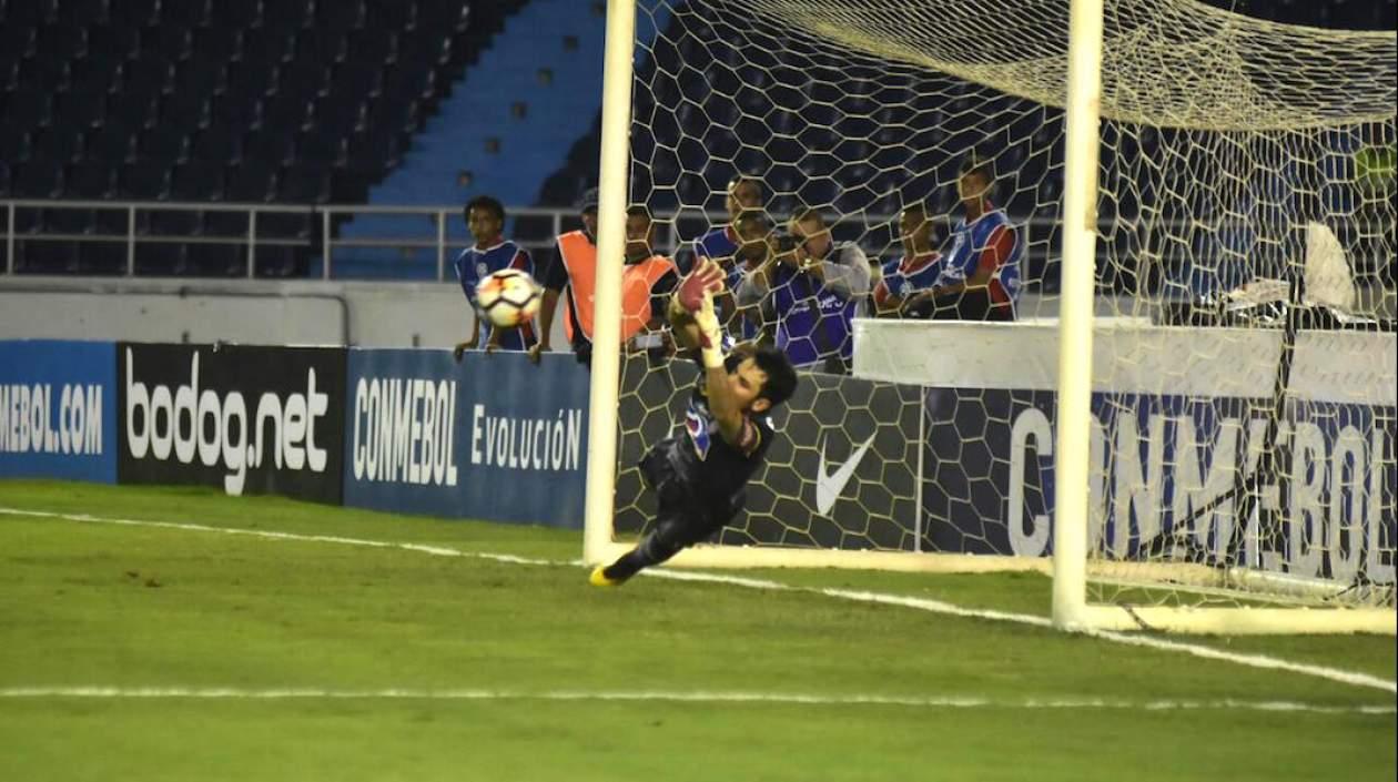 Extraordinaria atajada de Sebastián Viera.