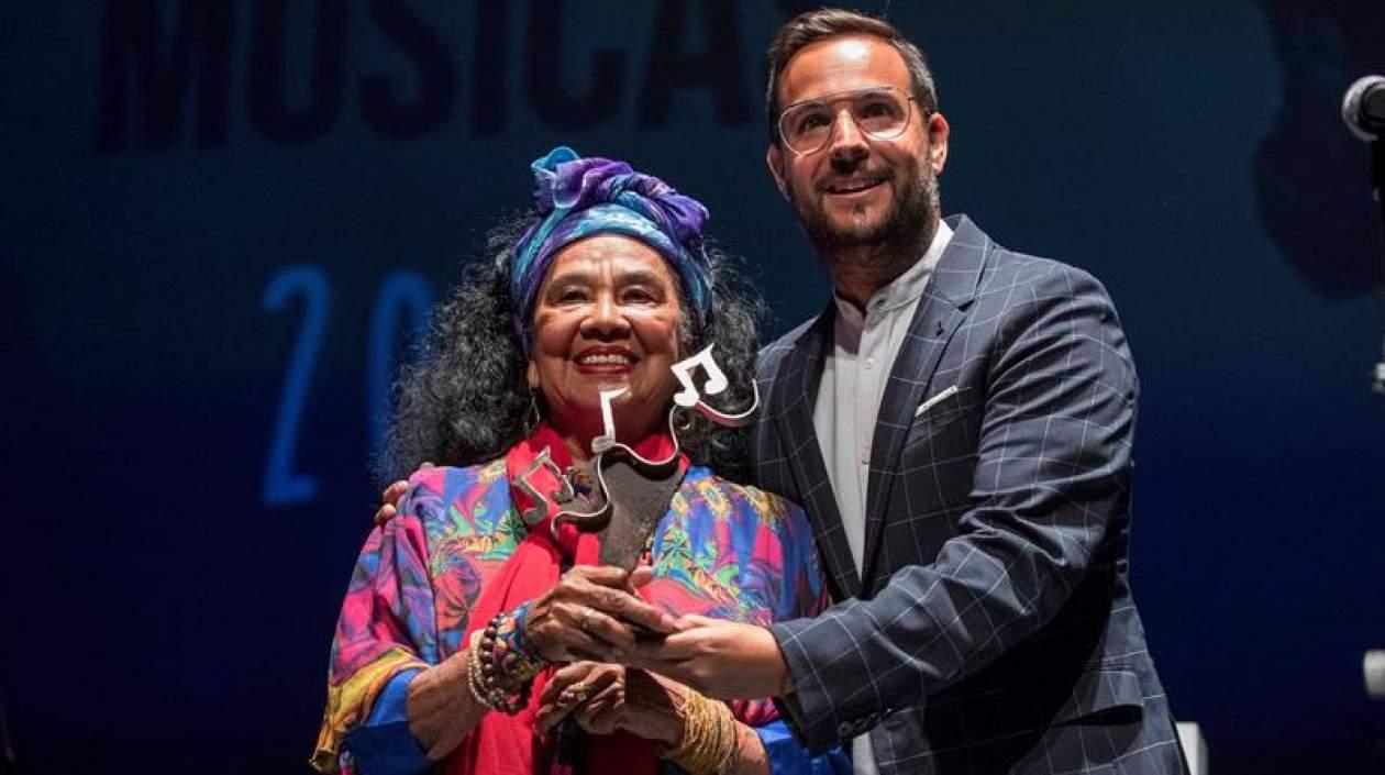 El concejal de cultura del Ayuntamiento de Cartagena, David Martínez, ha entregado el premio "La Mar de Músicas" a la cantante Totó la Momposina