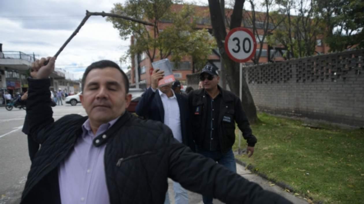 Este hombre agrede al fotógrafo de El Espectador.