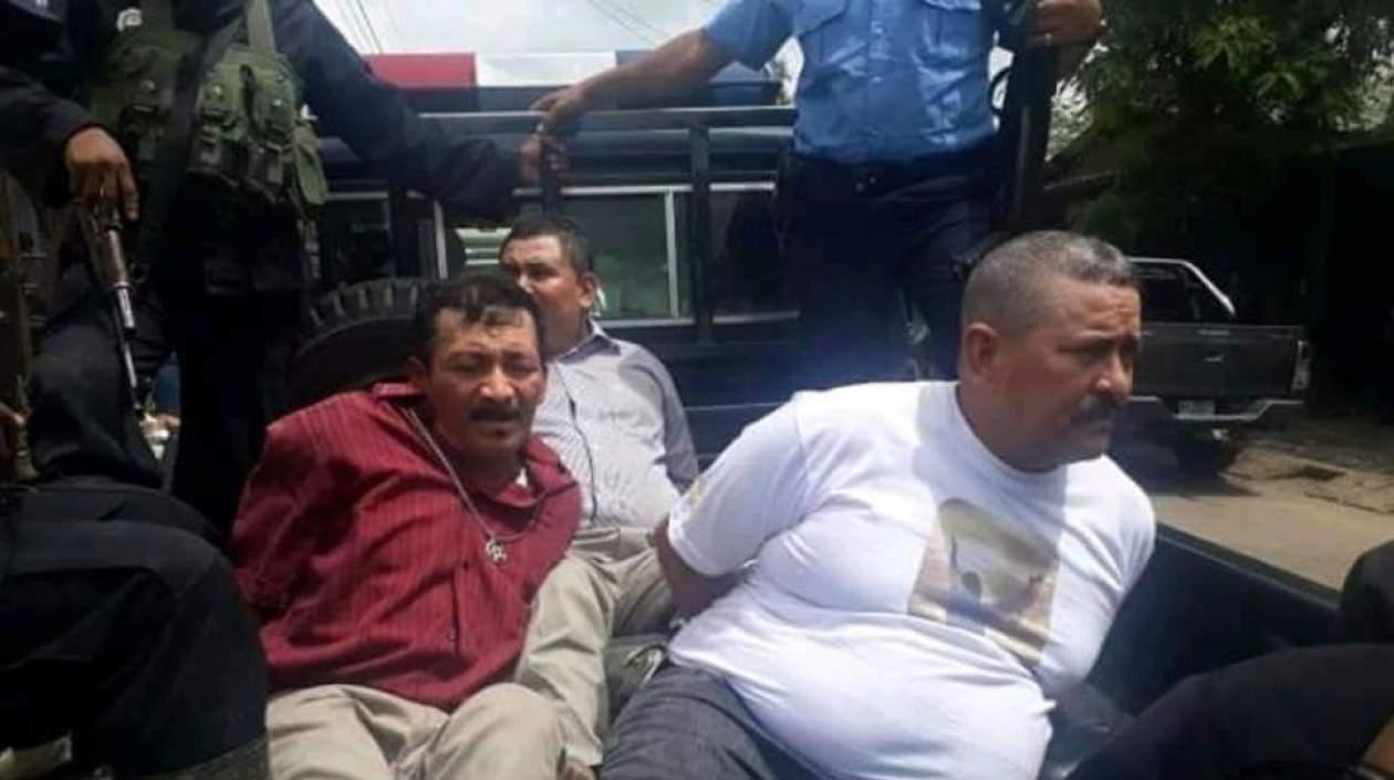 El alcalde al ser detenido con su escolta.