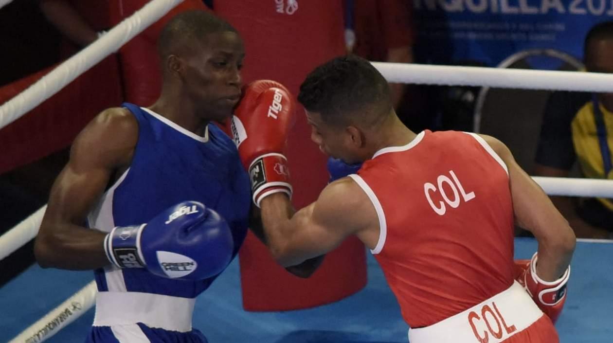 Ajayi Jones recibiendo un golpe del barranquillero Jhon Martínez.