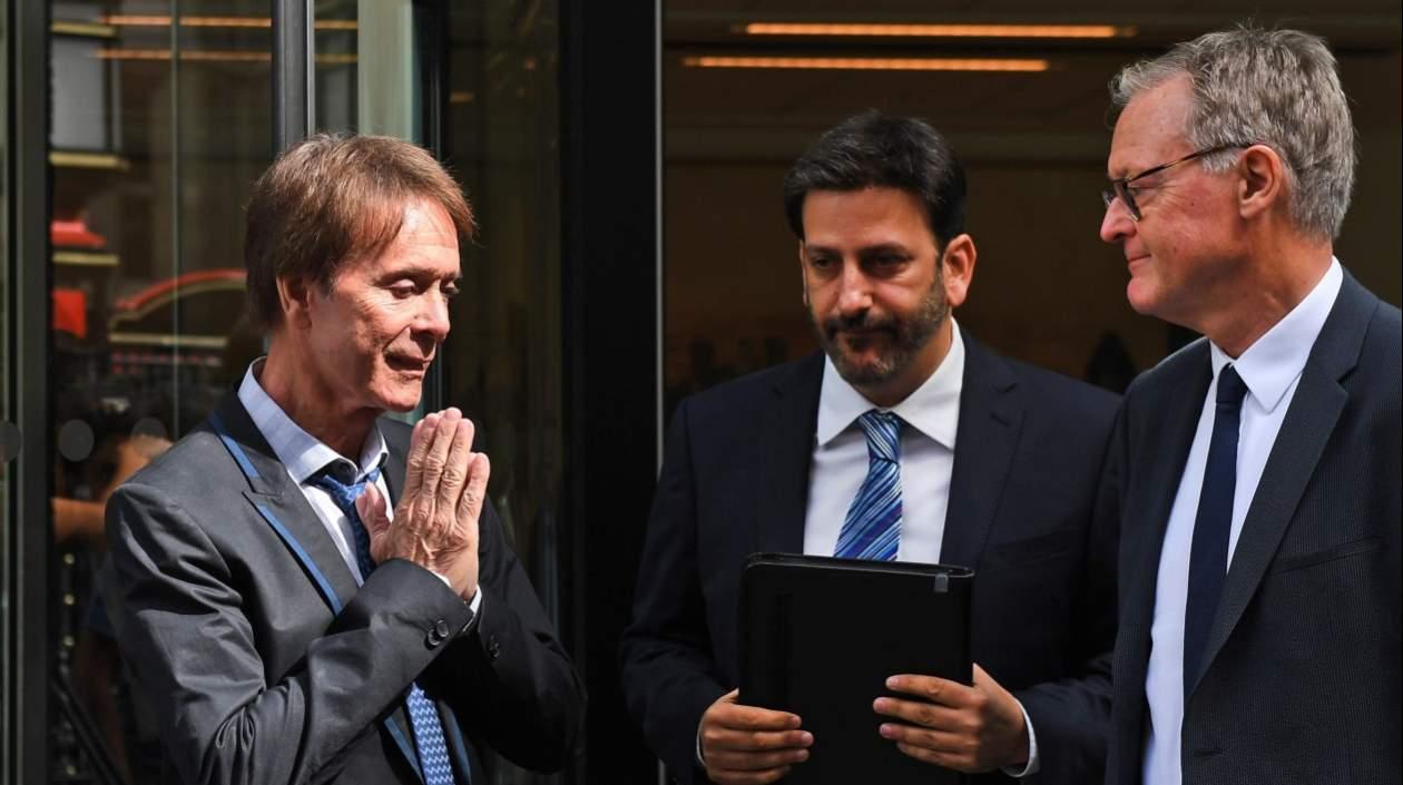 El cantante británico Cliff Richards, junto a sus abogados, a su llegada al Tribunal Supremo de Londres, Reino Unido.