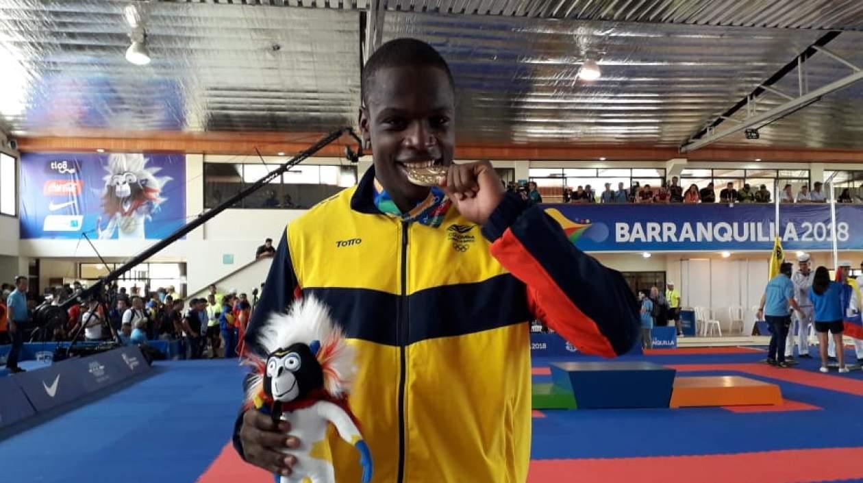 El karateca Carlos Sinisterra, otro oro para Colombia.