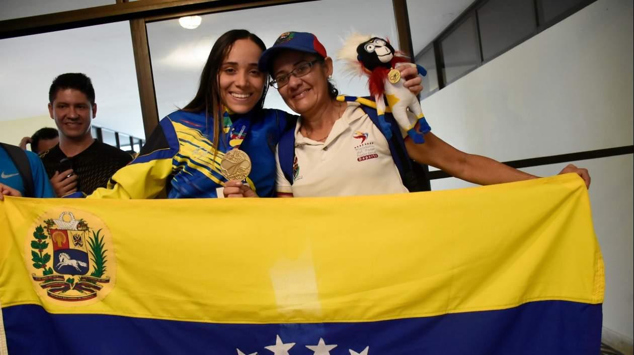 Claudymar Garcés junto a su madre Claudia Sequera.
