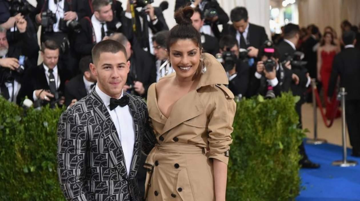 La pareja en la alfombra roja del Met Gala.