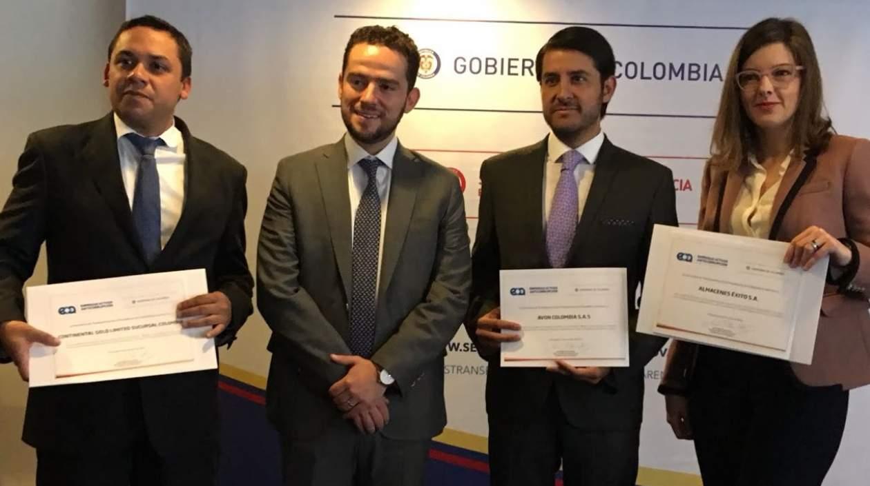 Claudia Echavarría Uribe, Gerente de Asuntos Corporativos y Secretaria General Grupo Éxito, recibió la distinción de la Secretaría de Transparencia.