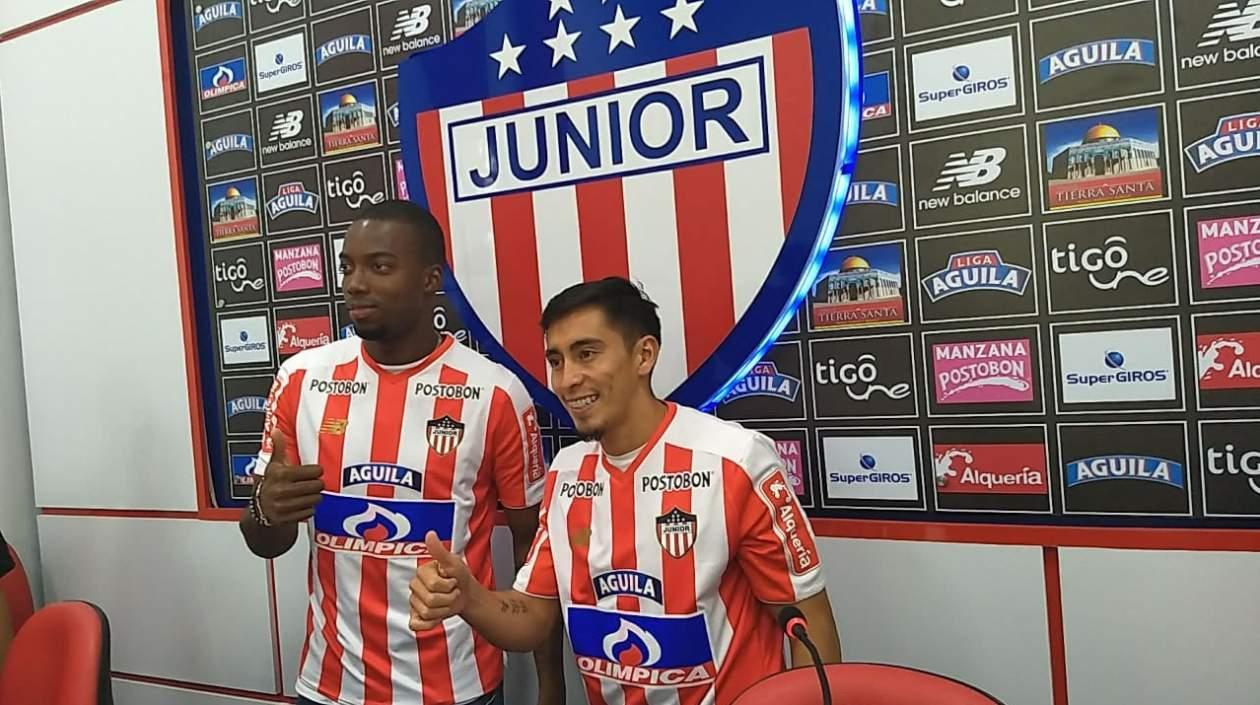 El volante argentino Fabián Sambueza y  el Colombiano Luis Vásquez