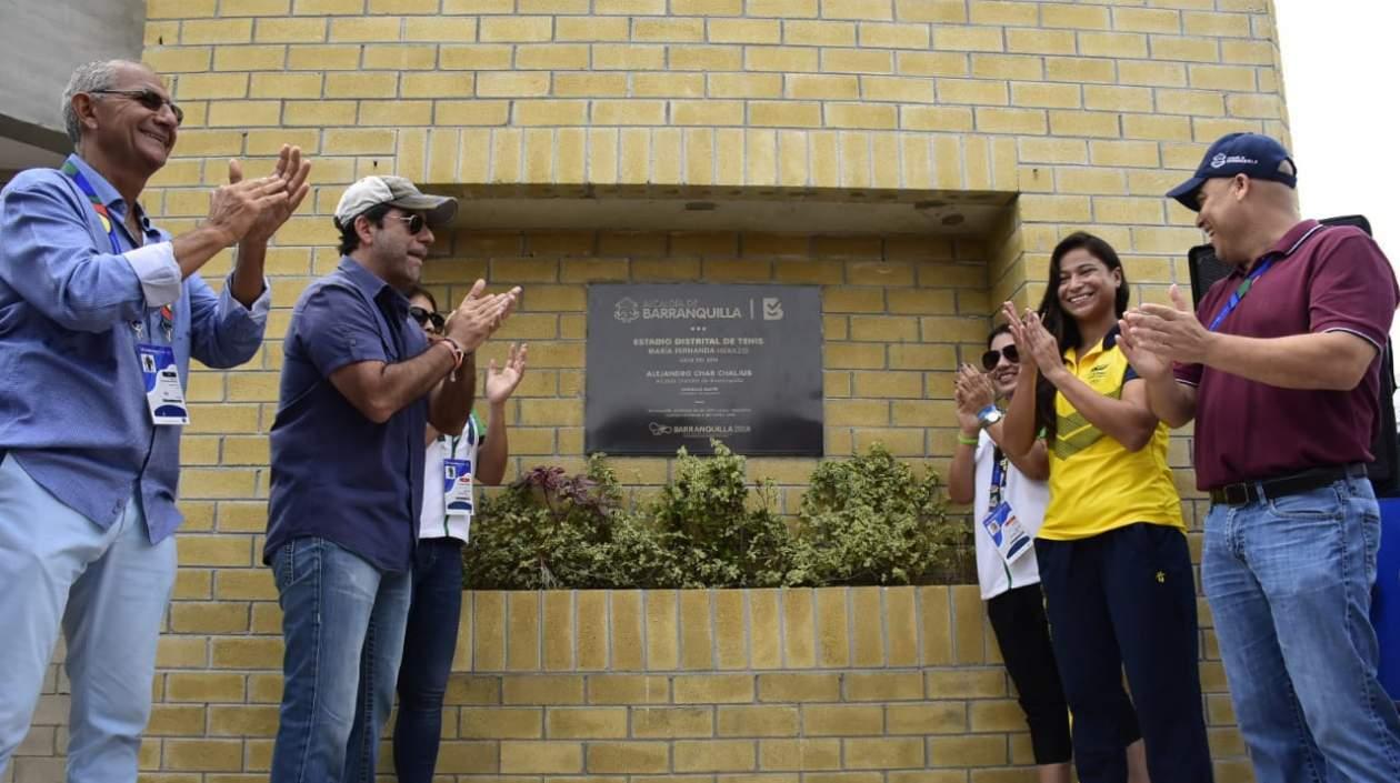 El Alcalde Alejandro Char y la tenista 'Mafe' Herazo, los acompañan dirigentes y miembros del gabinete distrital.