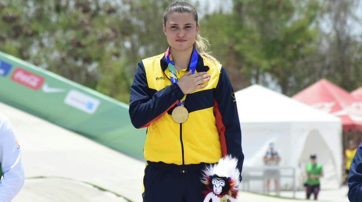 Gabriela Bolle cantó el himno de Colombia a todo pulmón. 