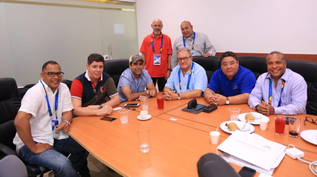 El Alcalde Alejandro Char junto a las autoridades del béisbol. 