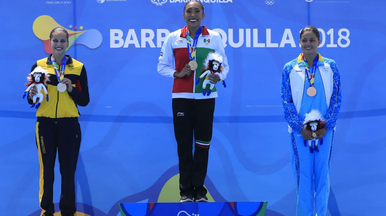 La mexicana Joana Jiménez (c), medalla de oro, la colombiana, Mónica Arango (i), plata, y la arubiana Kyra Hoevertsz, bronce, posan en el podio durante la premiación 