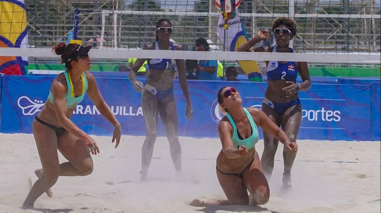 La pareja colombiana de Yuli Ayala y Diana Ríos ante República Dominicana. 