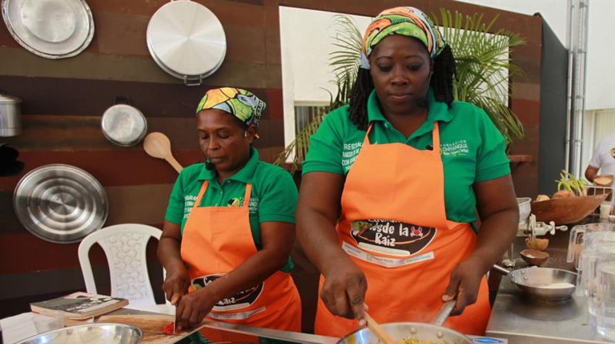Cocineras tradicionales del Pacífico en muestra gastronómica.