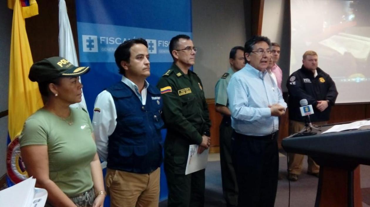 Néstor Humberto Martínez, fiscal general; el director de Migración Colombia, durante la rueda de prensa en Cartagena.