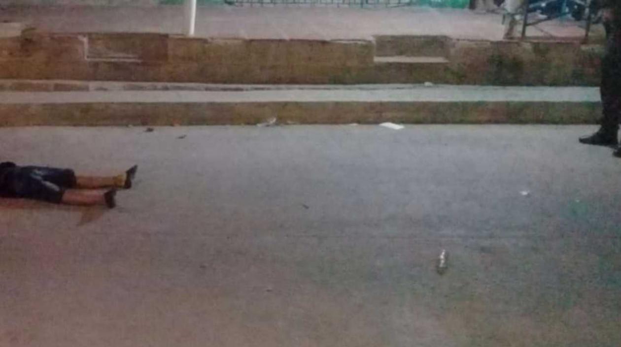 El cuerpo de la víctima quedó tendido en plena vía pública.