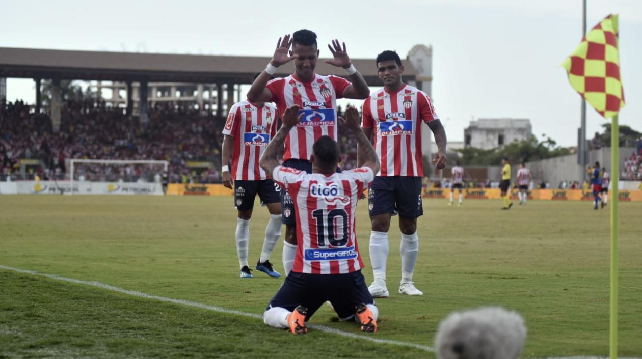 Celebración juniorista del primer gol anotado por Jarlan Barrera.