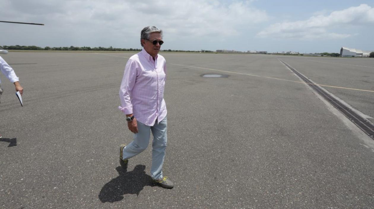 El Ministro Germán Cardona, en la pista del Ernesto Cortissoz.