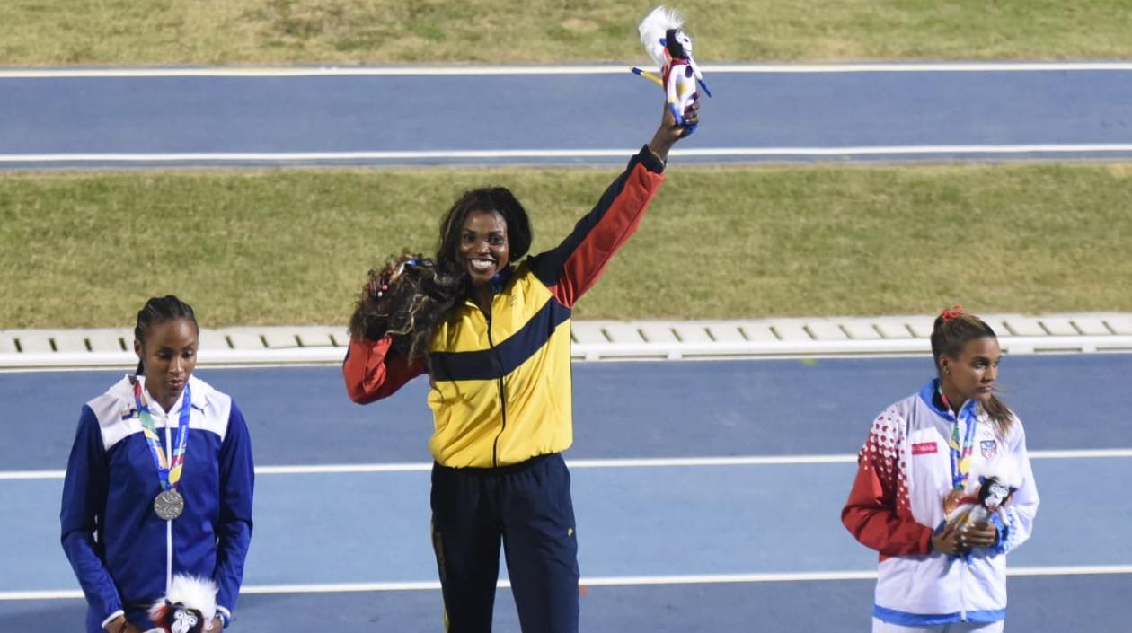 Caterine Ibargüen exhibiendo la medalla de oro.