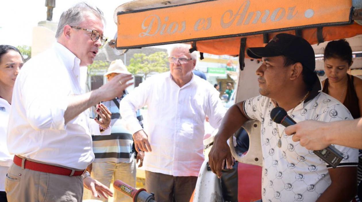 Viceministro Andrés Chaves habla con un motocarrista.