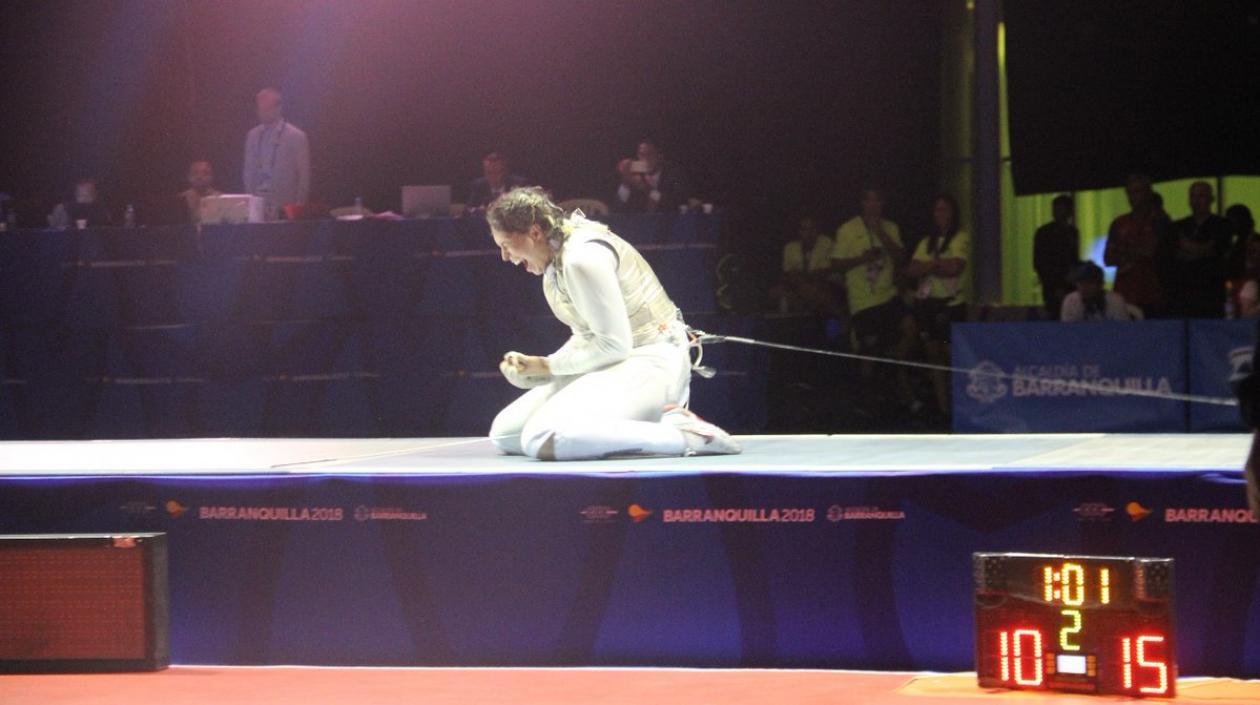 Saskia Loretta Van Erven García celebrando su oro centroamericano. 