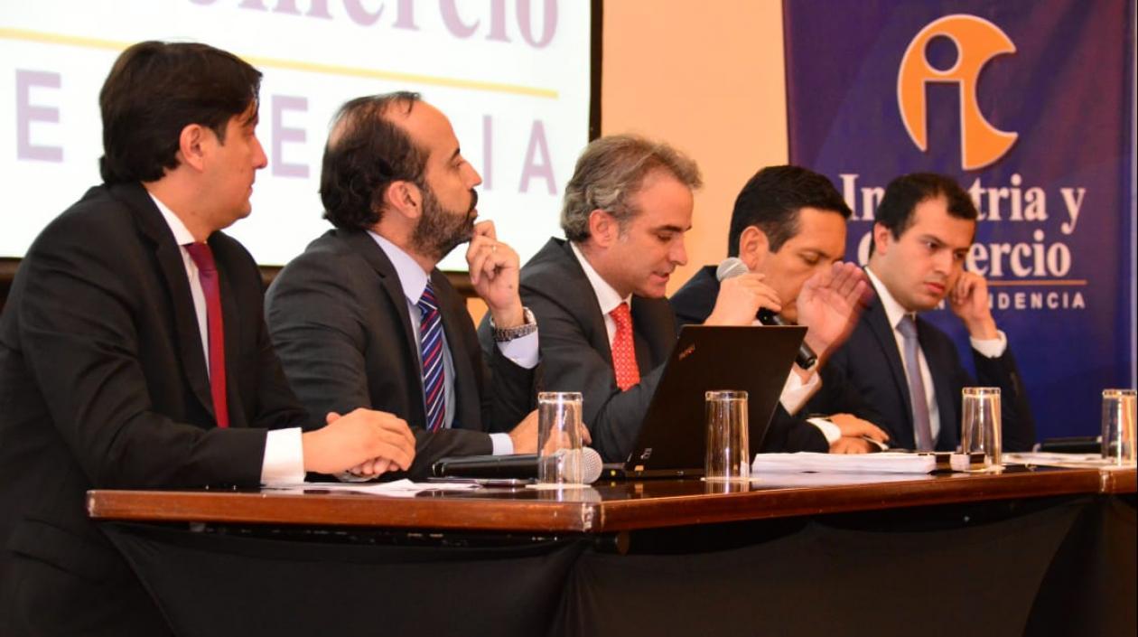 El Superintendente Pablo Felipe Robledo durante la rueda de prensa.