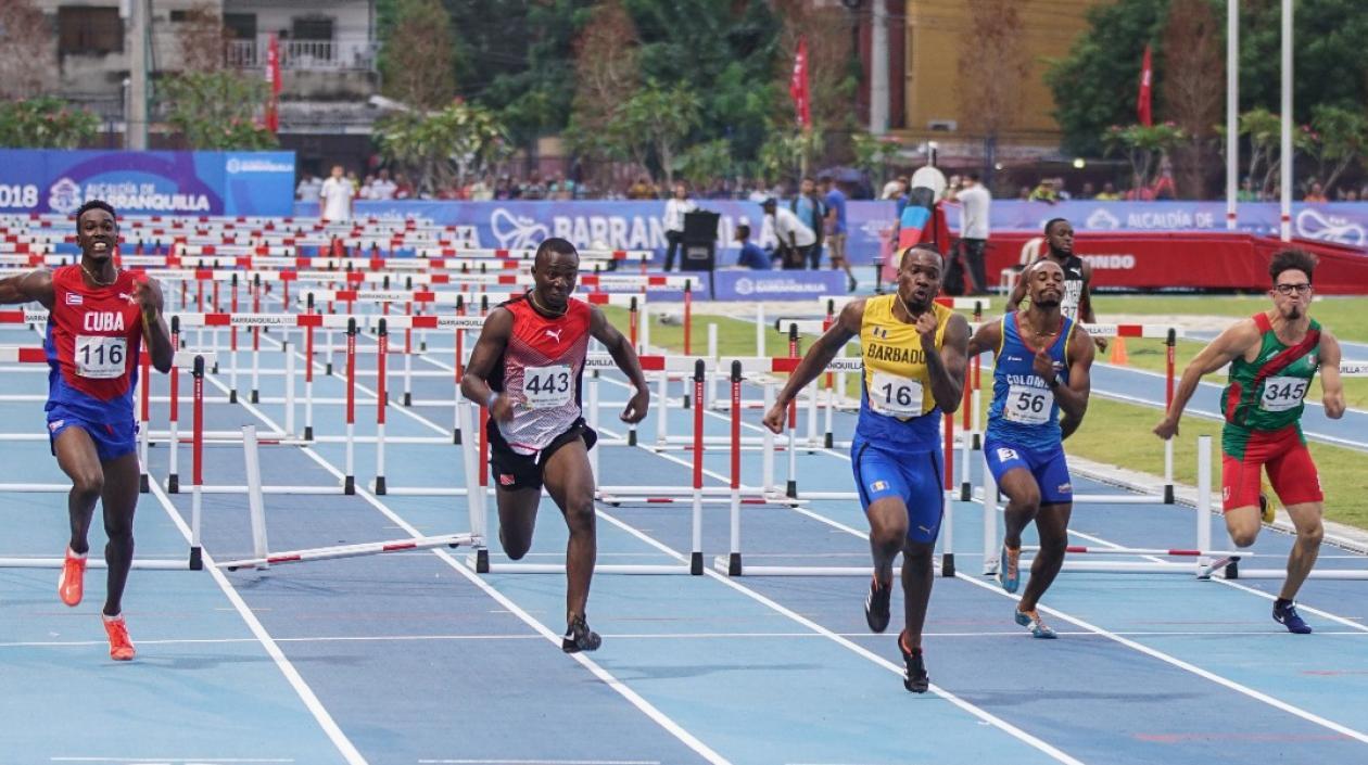 Competencia de los 110 metros vallas. 