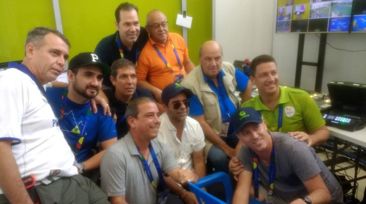 El Alcalde Char recibió de obsequio una gorra.