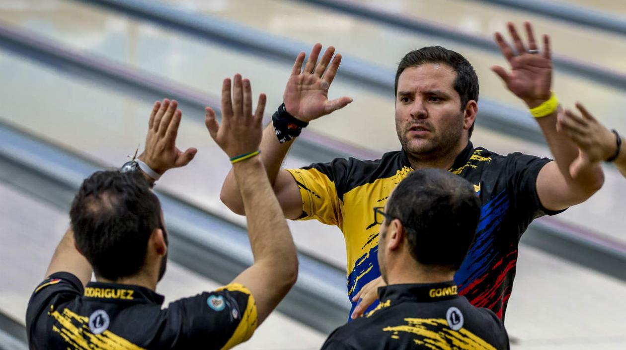El equipo colombiano celebra el triunfo. 