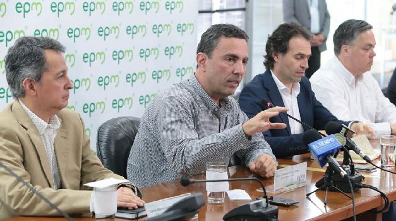 Directivos de las EPM, durante la rueda de prensa.