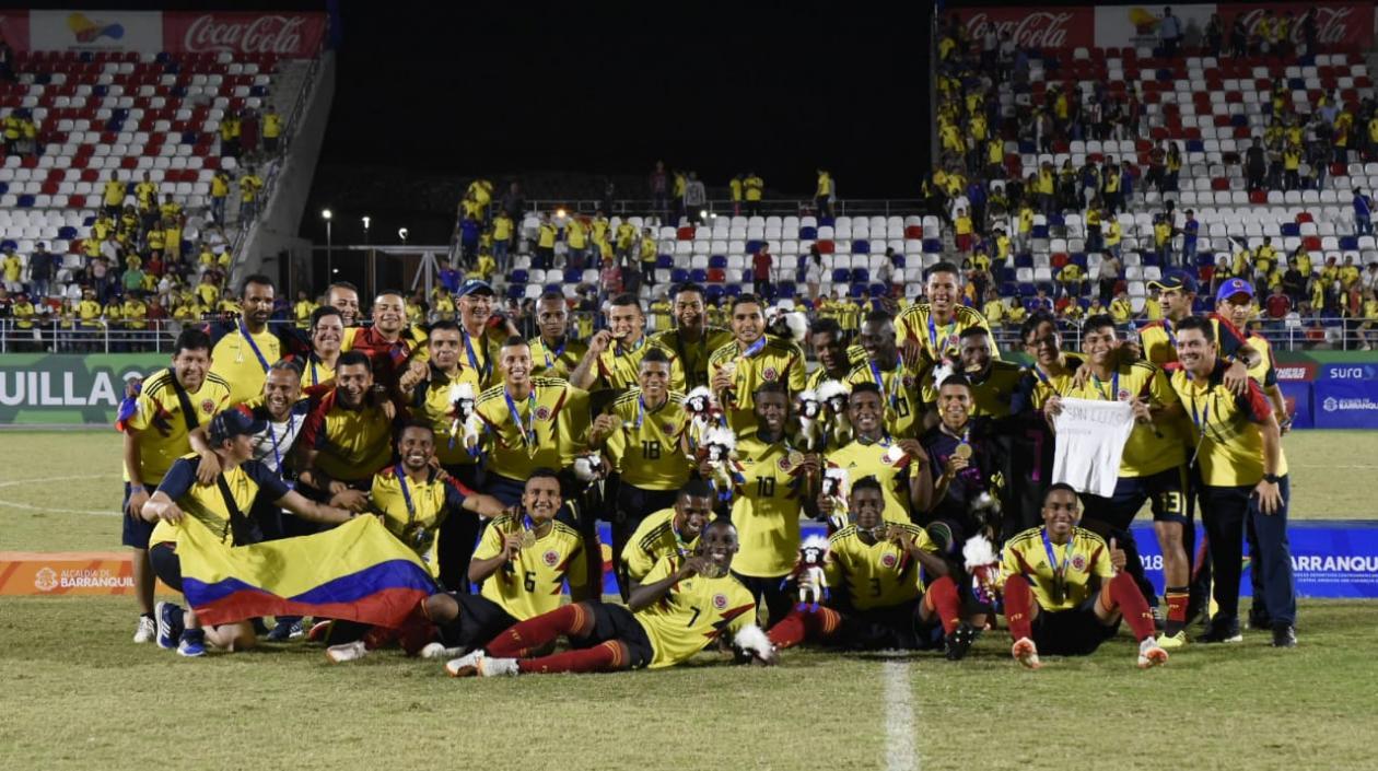 Los jugadores de Colombia festejan tras recibir la medalla de oro.