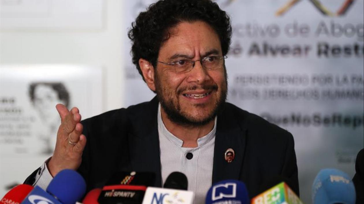 El senador Iván Cepeda, del partido de izquierdas Polo Democrático Alternativo (PDA), habla durante una rueda de prensa hoy en Bogotá.