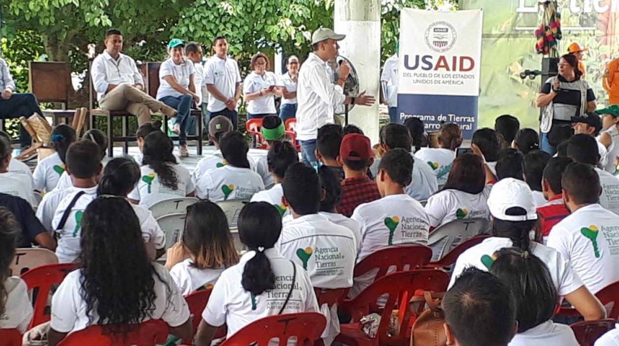 Entrega de tierras a los sobrevivientes de Chengue.