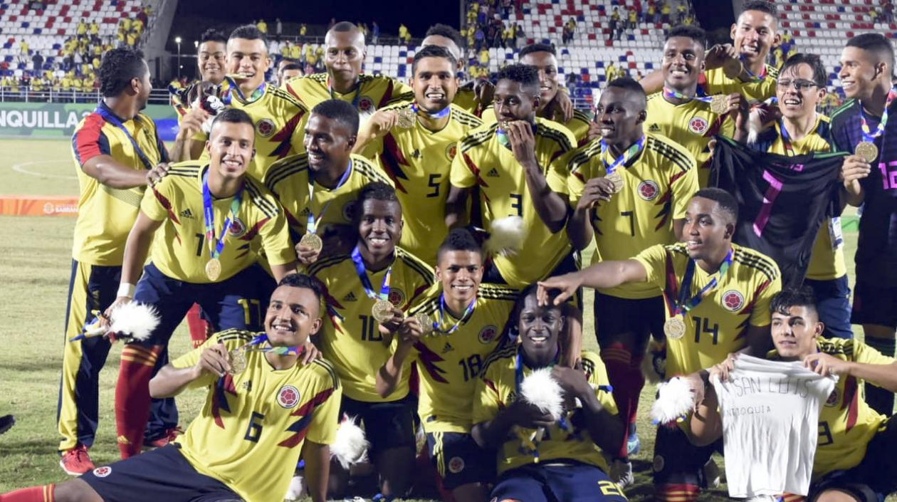 Los jugadores de Colombia festejan tras recibir la medalla de oro.