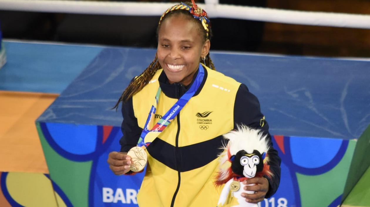Ingrit Valencia luciendo la medalla de oro.