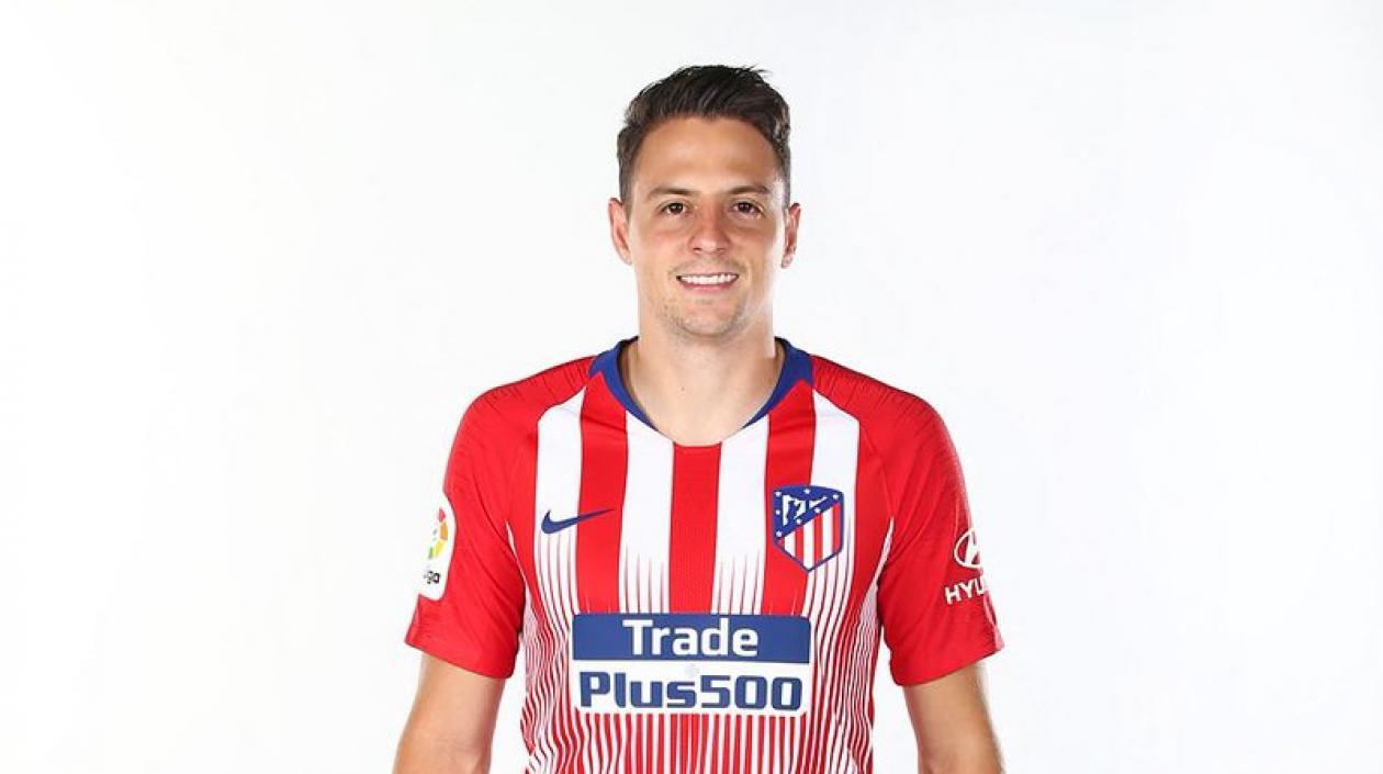Santiago Arias ya luce la camiseta del equipo colchonero.