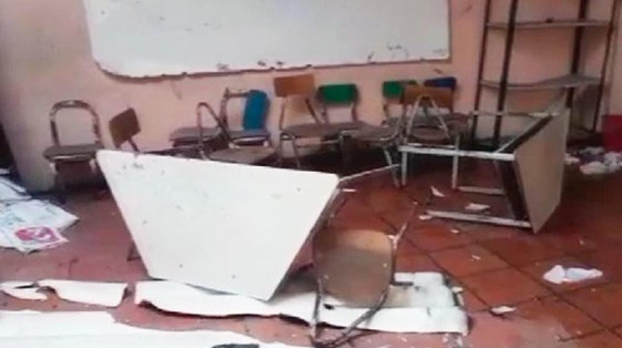 Así quedó el aula de clases en una escuela de Tumaco.