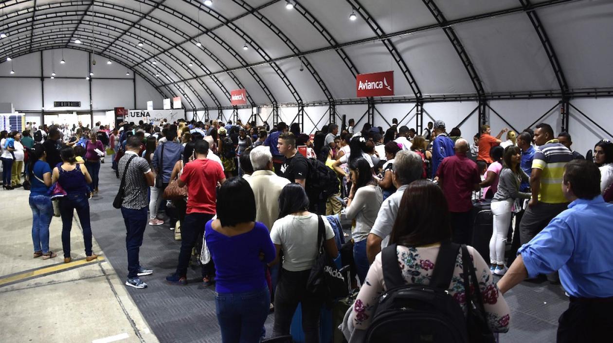Los retrasos produjeron aglomeración de pasajeros.