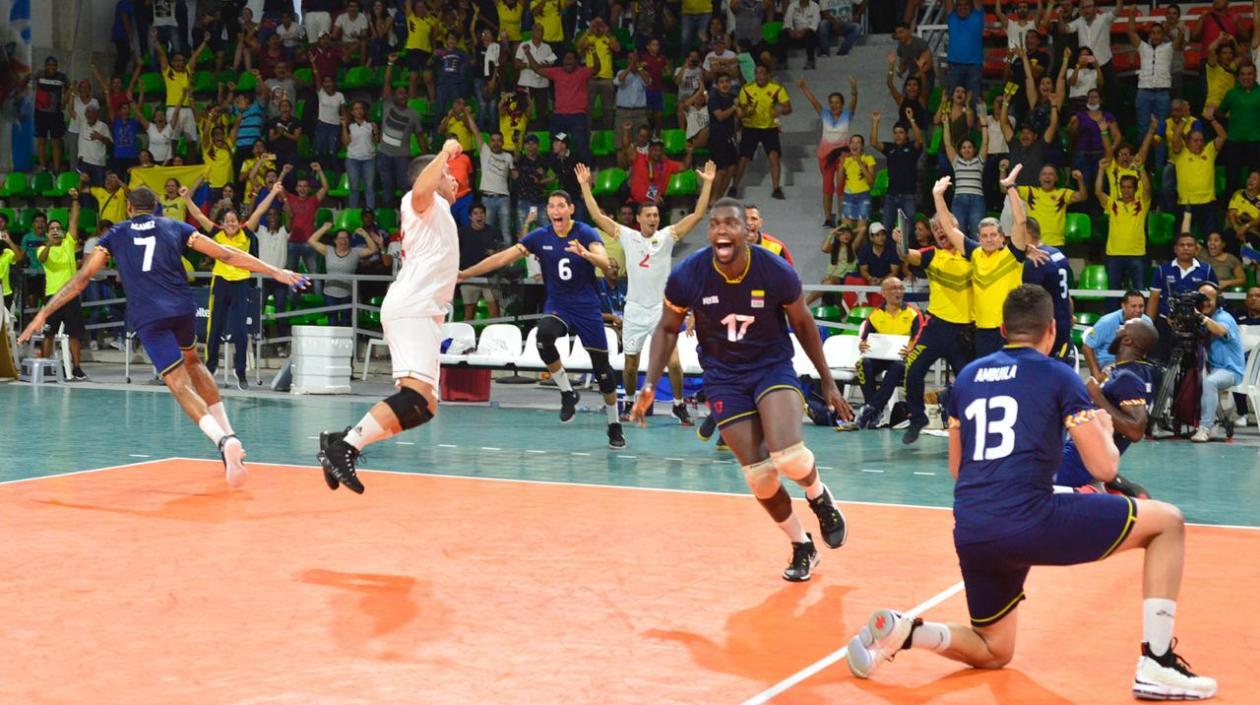   Jugadores de Colombia celebran el triunfo ante Cuba. 
