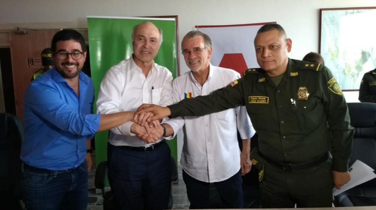 El ministro Gil Botero, Fajardo, Verano y el General Ramírez, durante la firma.