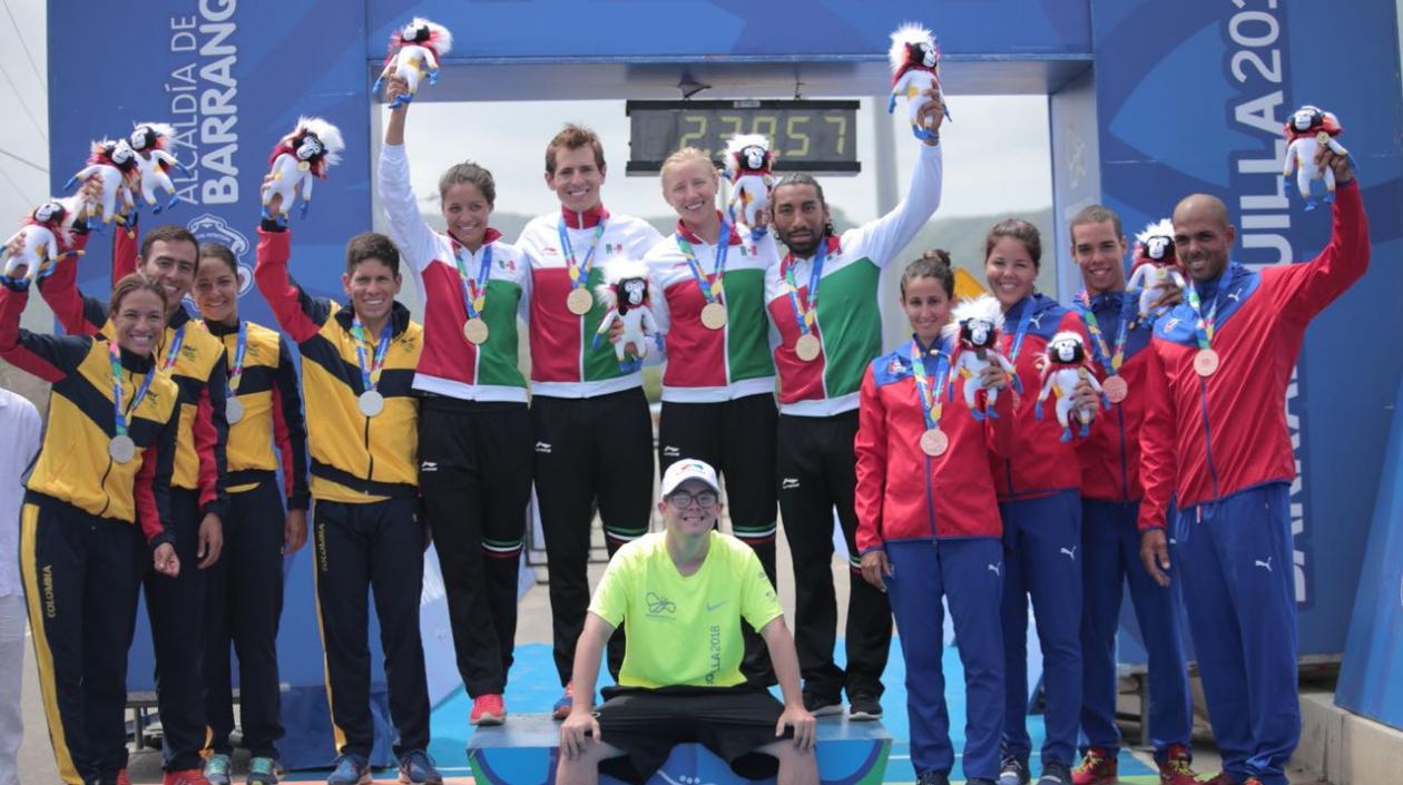 México se llevó el oro en el triatlón mixto. 