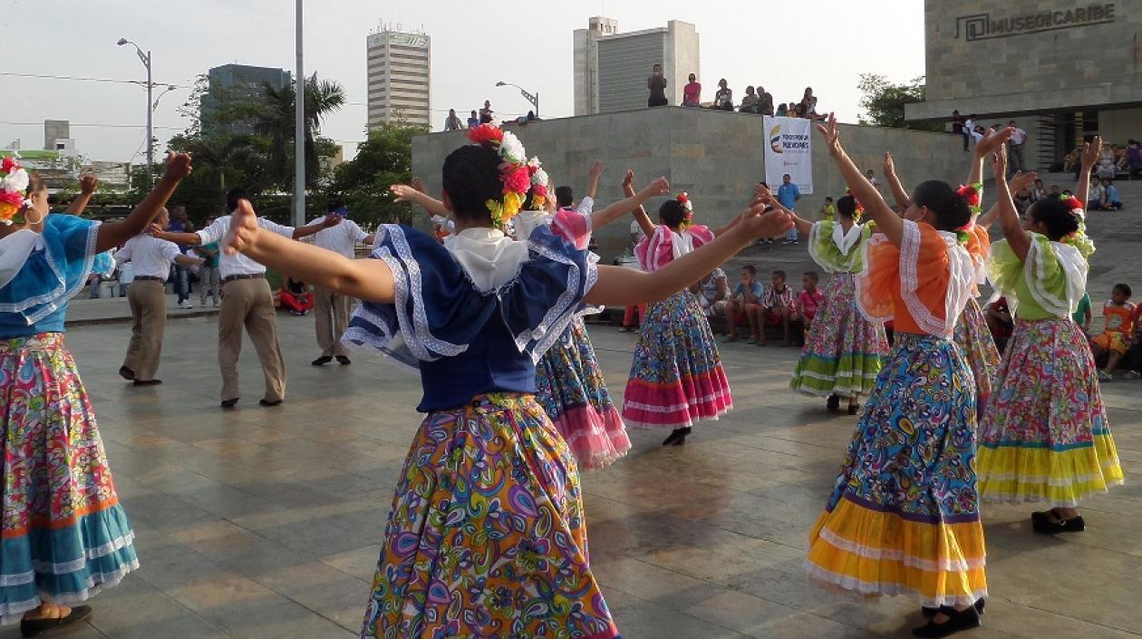 Grupo de danza en la Plaza del Parque Cultural.
