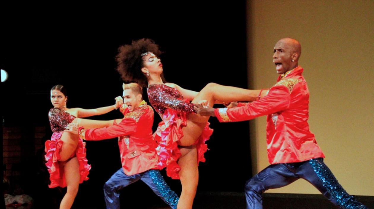 Dos parejas caleñas del grupo de salsa "Swing Latino" en la última actuación celebrada en Tokio ante más de un centenar de japoneses. 