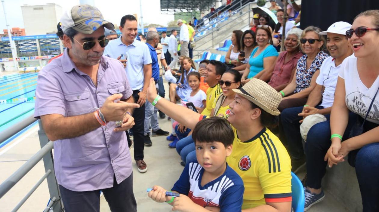 El Alcalde Alejandro Char durante las competencias en el Complejo Acuático.