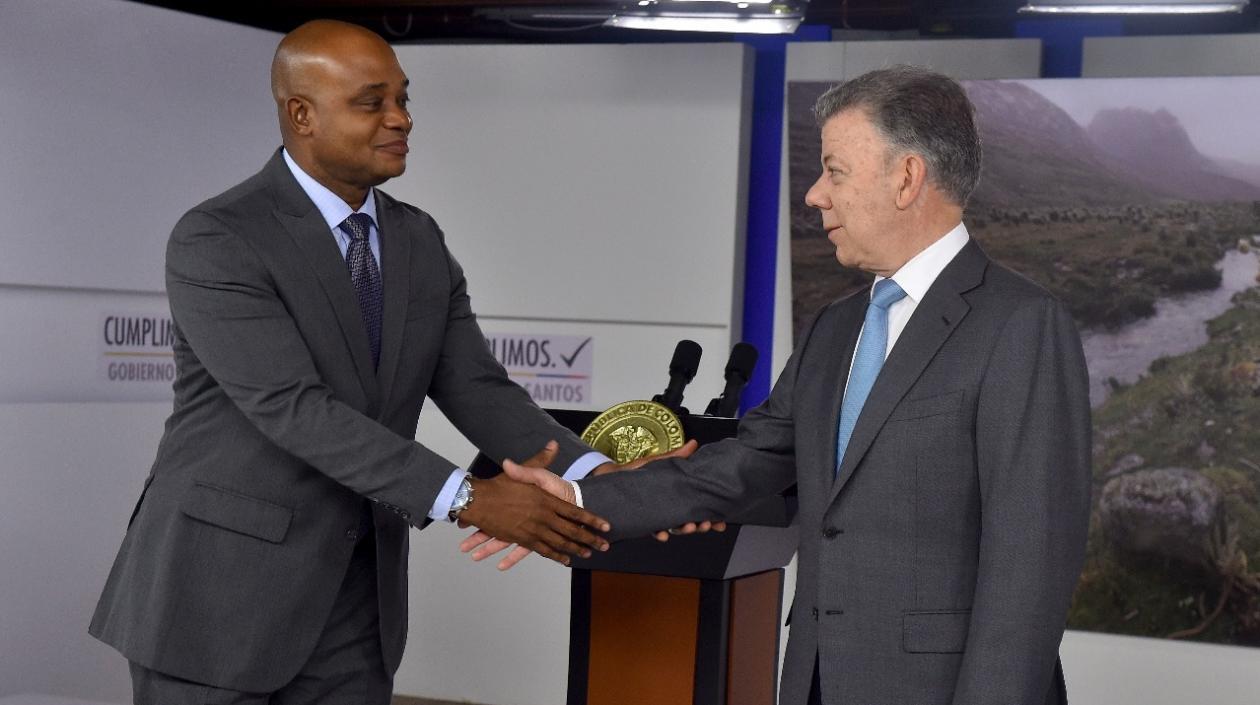 Ministro de Ambiente y Presidente Santos, durante la firma del documento.