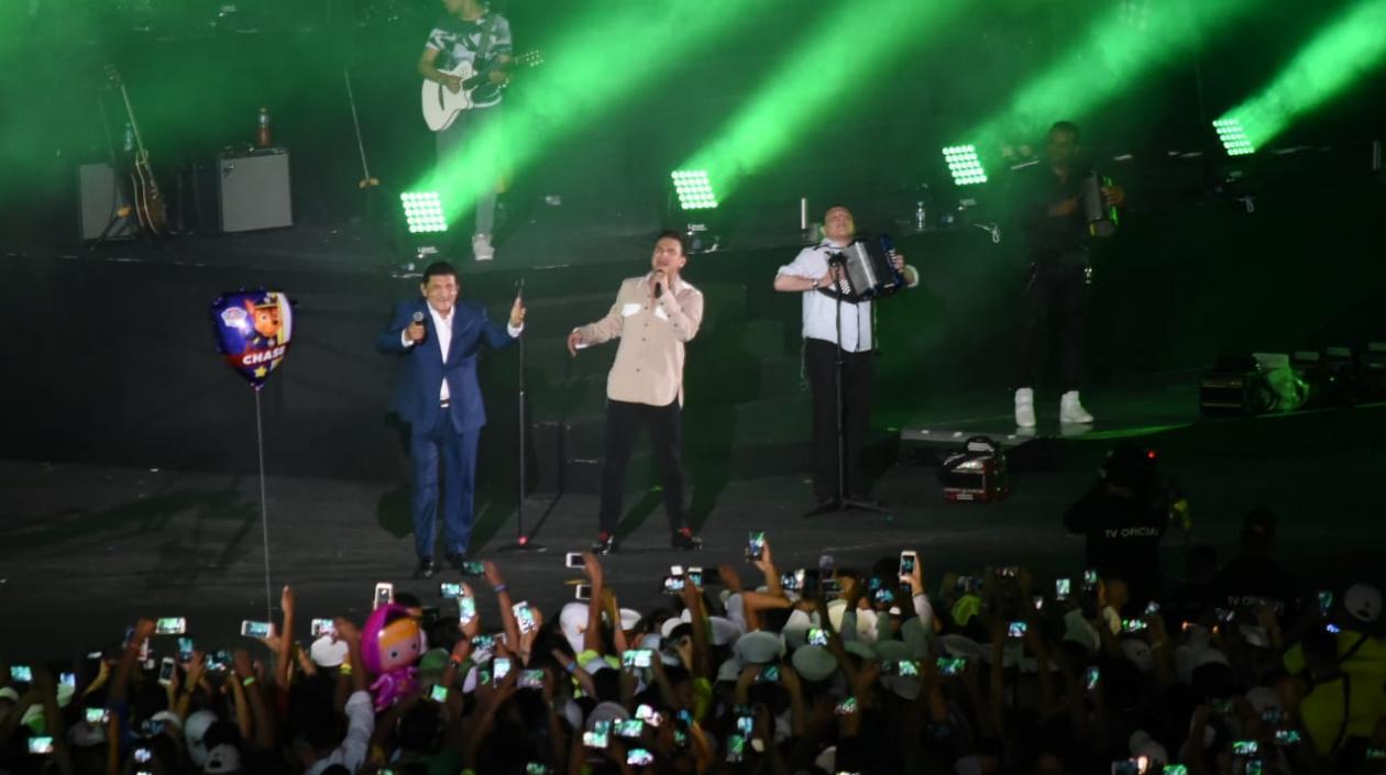 Poncho Zuleta y Silvestre, durante el concierto de la clausura de los Juegos.