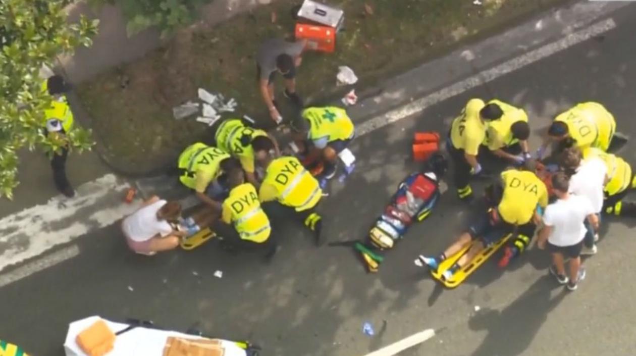 Egan Bernal y Mikel Landa, tras sufrir una fuerte caída. 