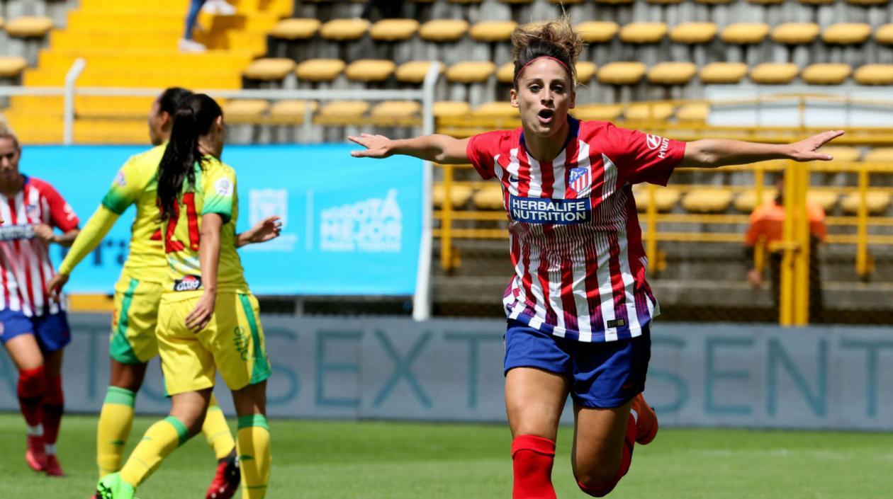 Esther González celebra una de sus anotaciones. 