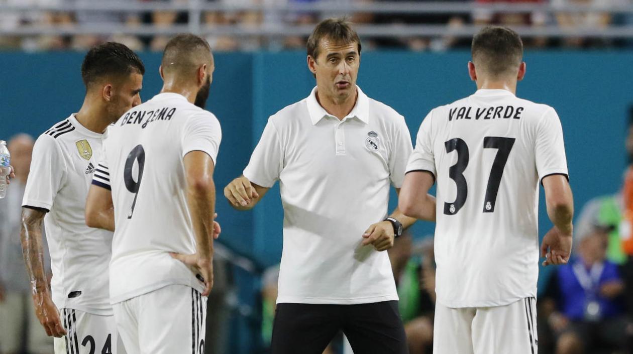 Julen Lopetegui dialoga con sus jugadores del Real Madrid. 
