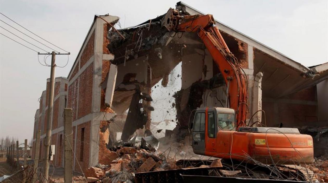 Momentos de la demolición del edificio.